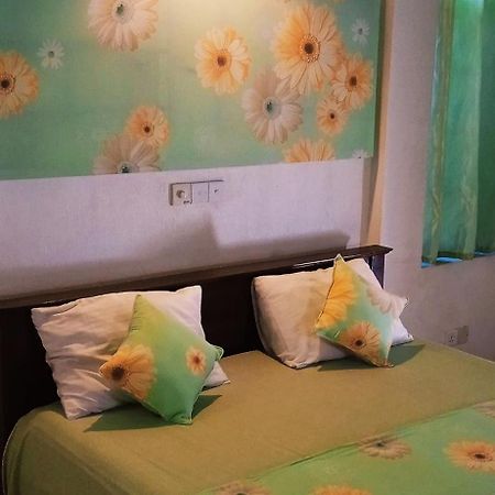 Nilas Guesthouse Hikkaduwa Esterno foto