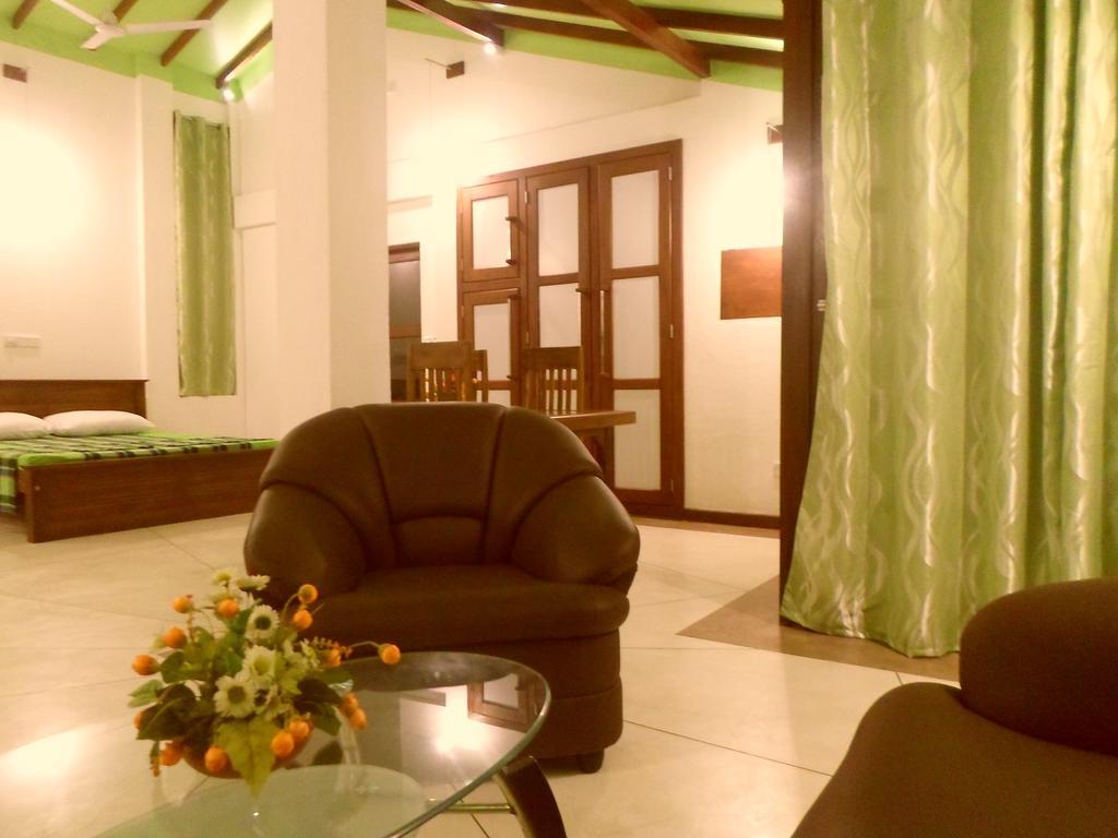 Nilas Guesthouse Hikkaduwa Esterno foto