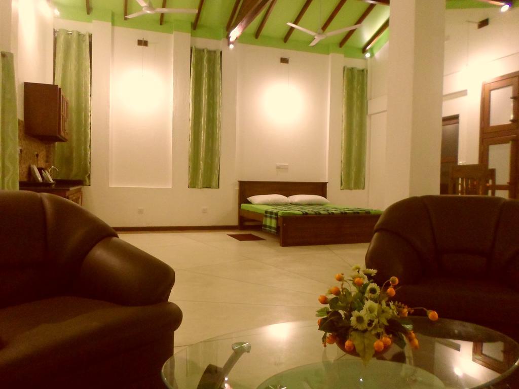 Nilas Guesthouse Hikkaduwa Esterno foto